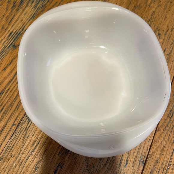 Milk Glass Dynaware Pyr-o-rey Flower Pattern withh lid - Picture 8 of 11